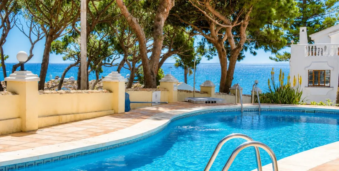 Sale of townhouse in Calahonda 1