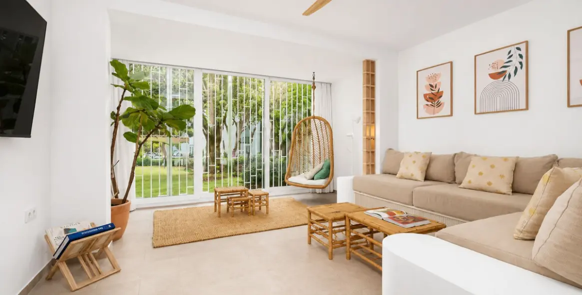 Sale of townhouse in Calahonda 2