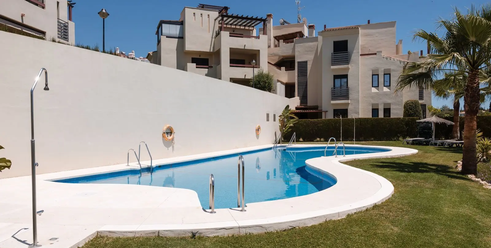 Продажа апартаментов на среднем этаже в Estepona 1