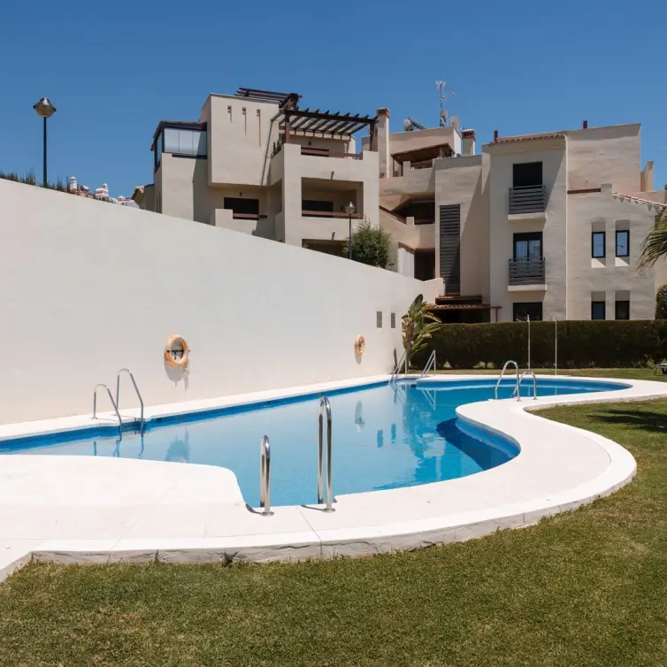Продажа апартаментов на среднем этаже в Estepona