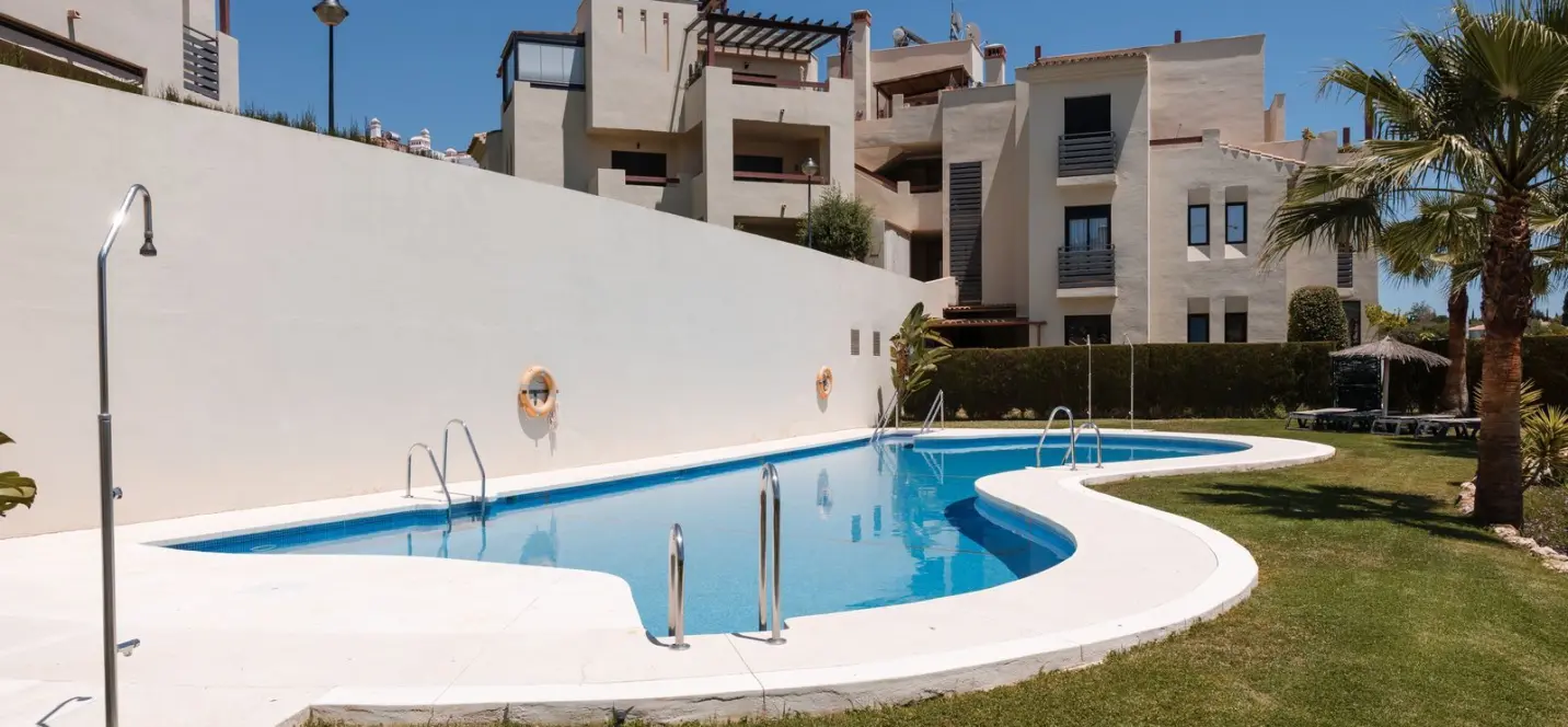 Продажа апартаментов на среднем этаже в Estepona 0