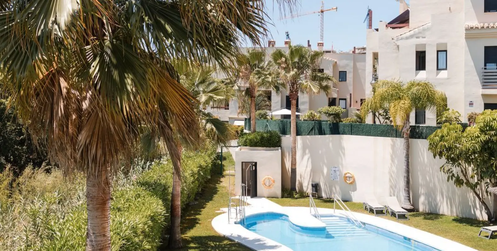 Продажа апартаментов на среднем этаже в Estepona 2