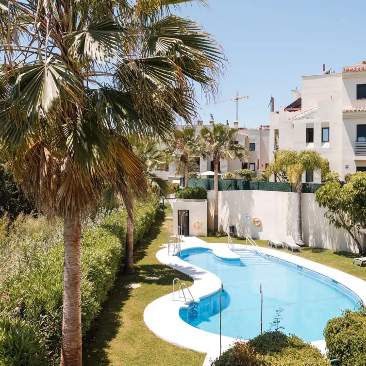 Продажа апартаментов на среднем этаже в Estepona