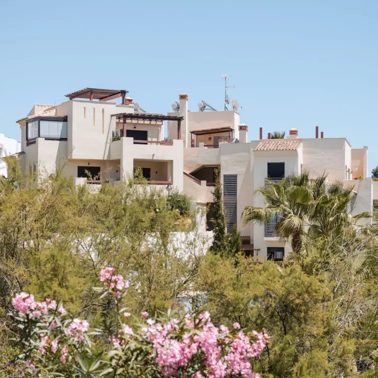 Продажа апартаментов на среднем этаже в Estepona