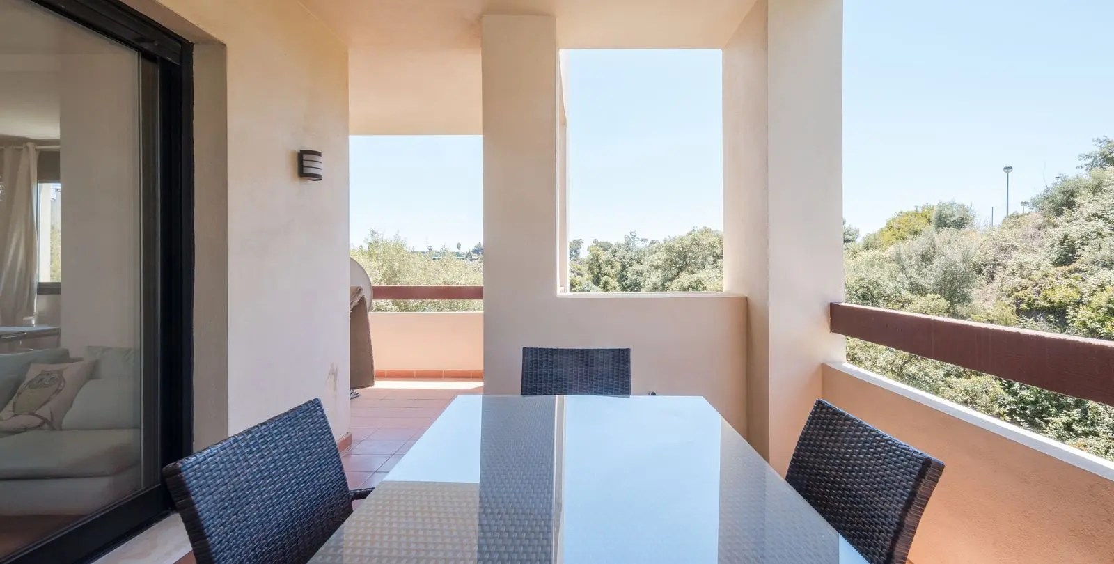 Продажа апартаментов на среднем этаже в Estepona 12