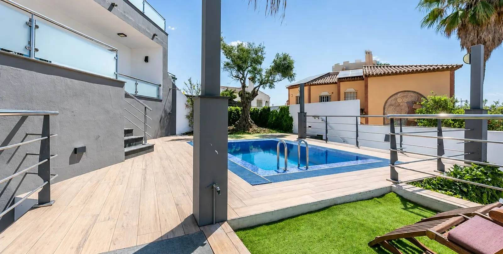 Sale of semi-detached house in El Faro 8
