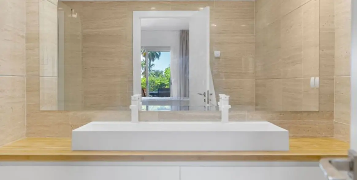 Sale of ground floor apartment in Benahavís 22