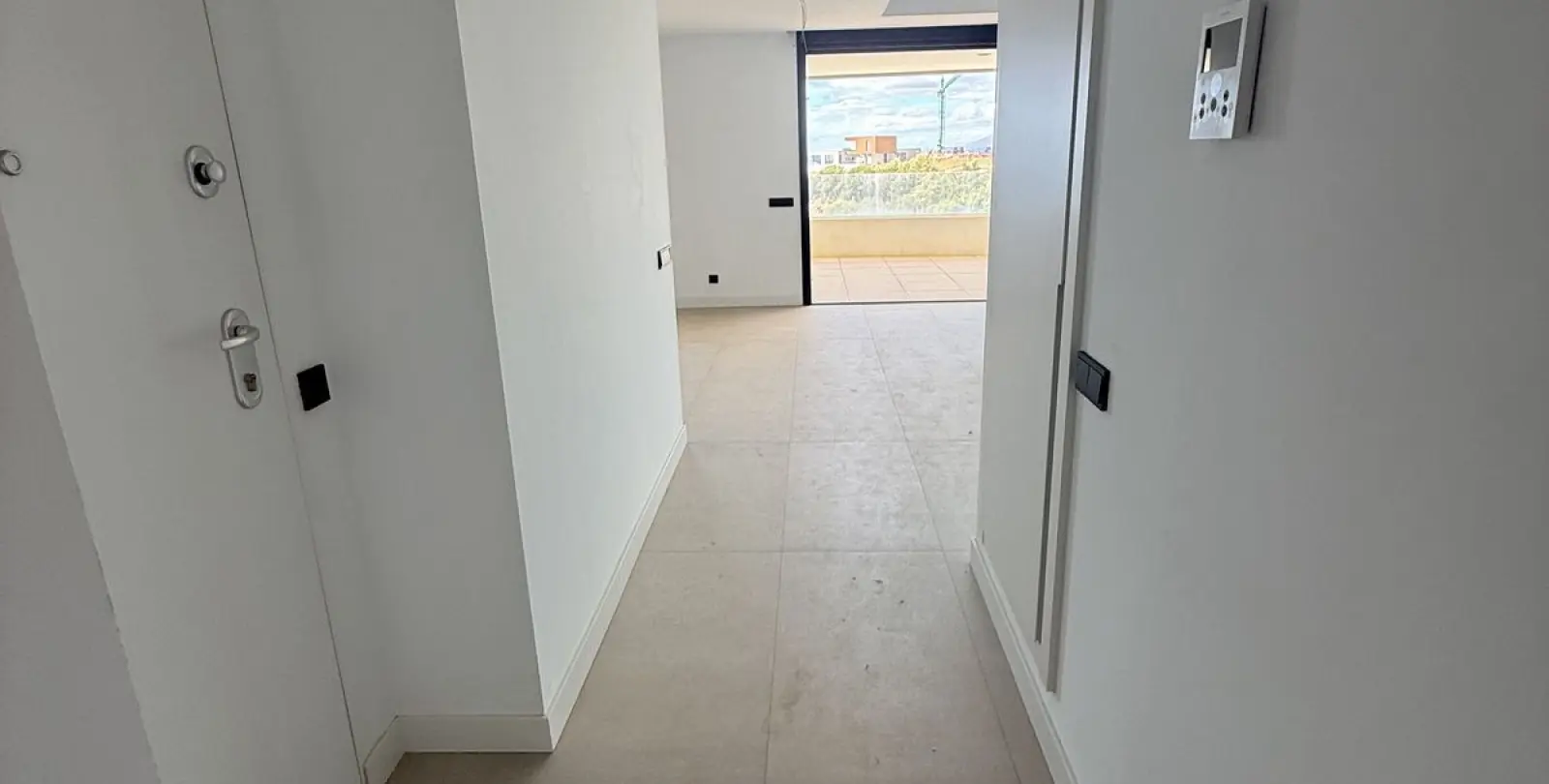 Sale of middle floor apartment in Altos de los Monteros 22