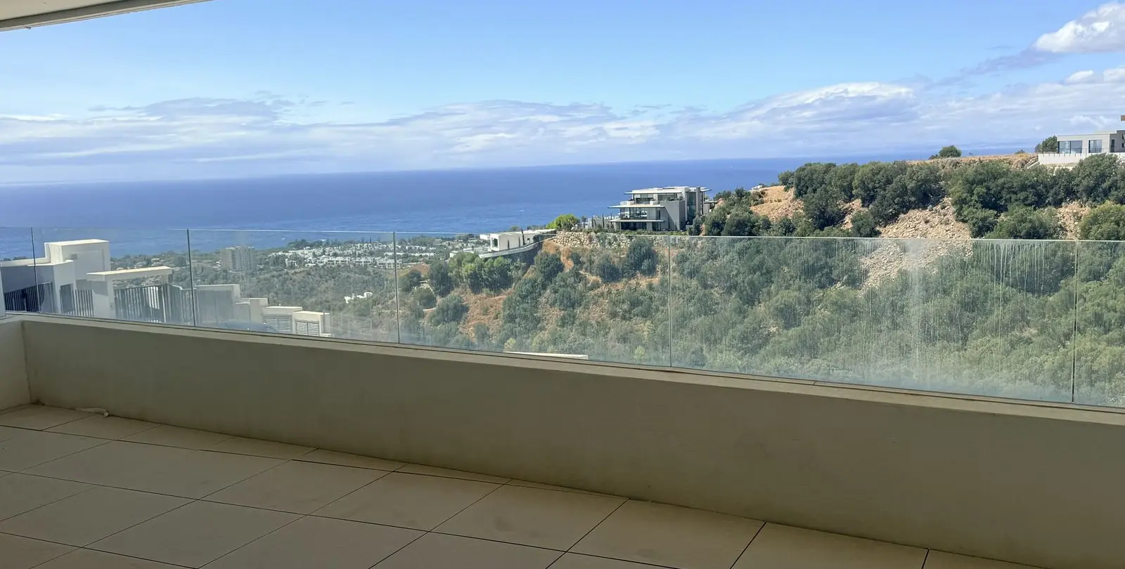 Sale of middle floor apartment in Altos de los Monteros 28