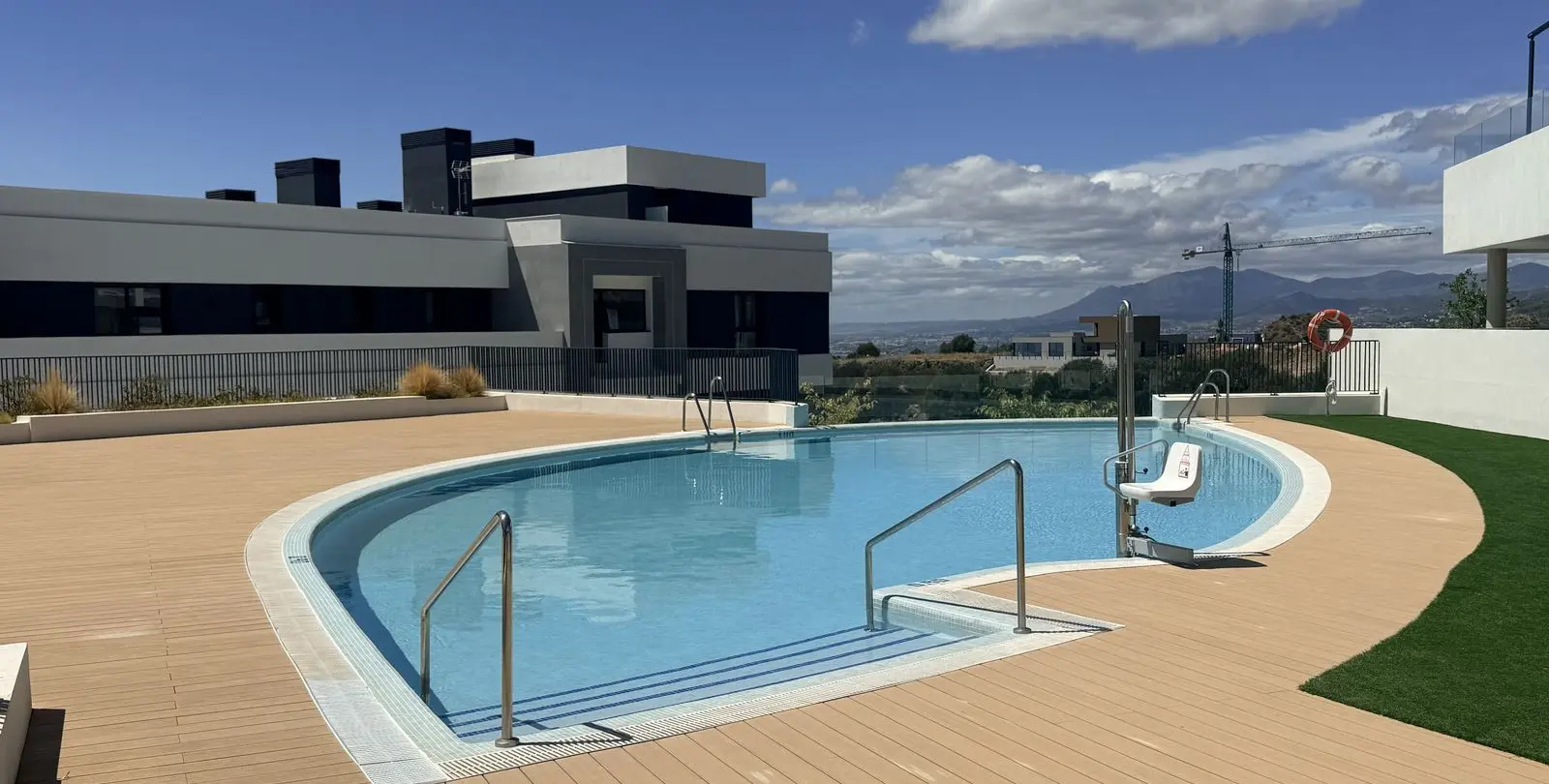 Sale of middle floor apartment in Altos de los Monteros 30