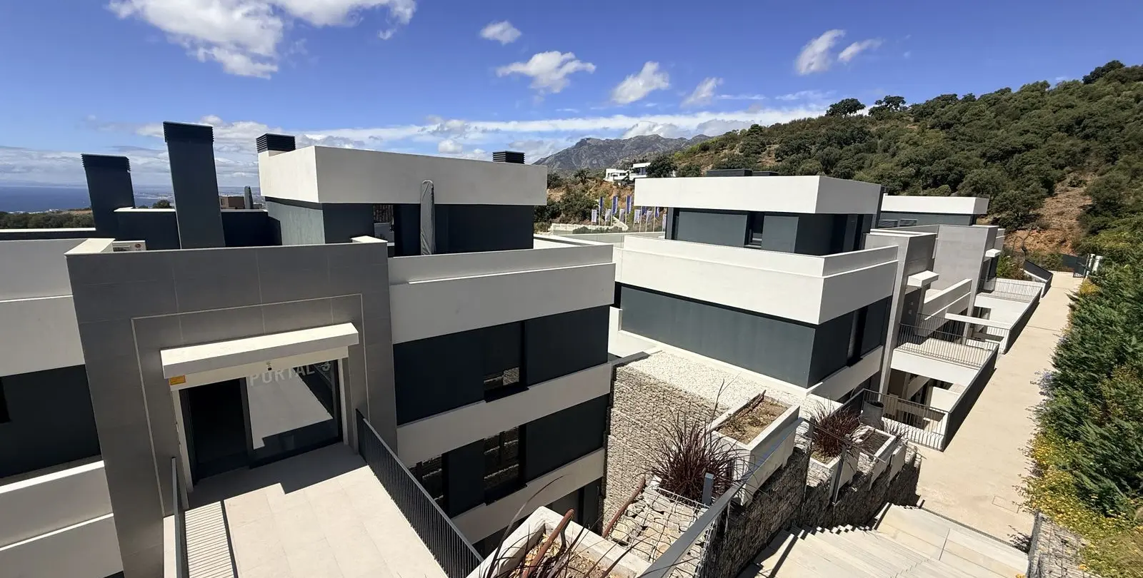 Sale of middle floor apartment in Altos de los Monteros 32