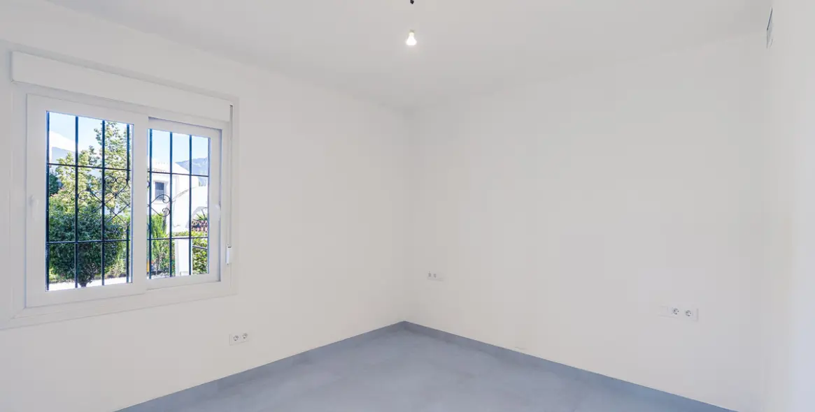 Venta de apartamento en planta baja en Nueva Andalucía 28