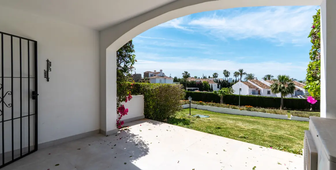Venta de apartamento en planta baja en Nueva Andalucía 40