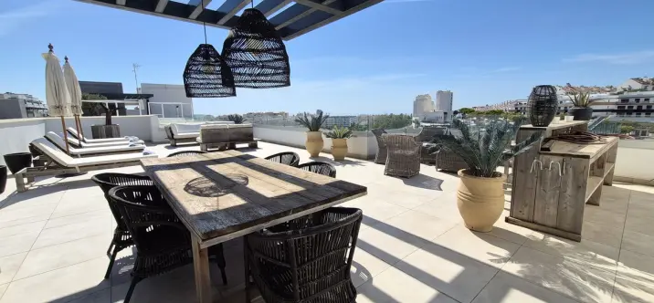 Продажа двухуровневого пентхауса в Estepona 0