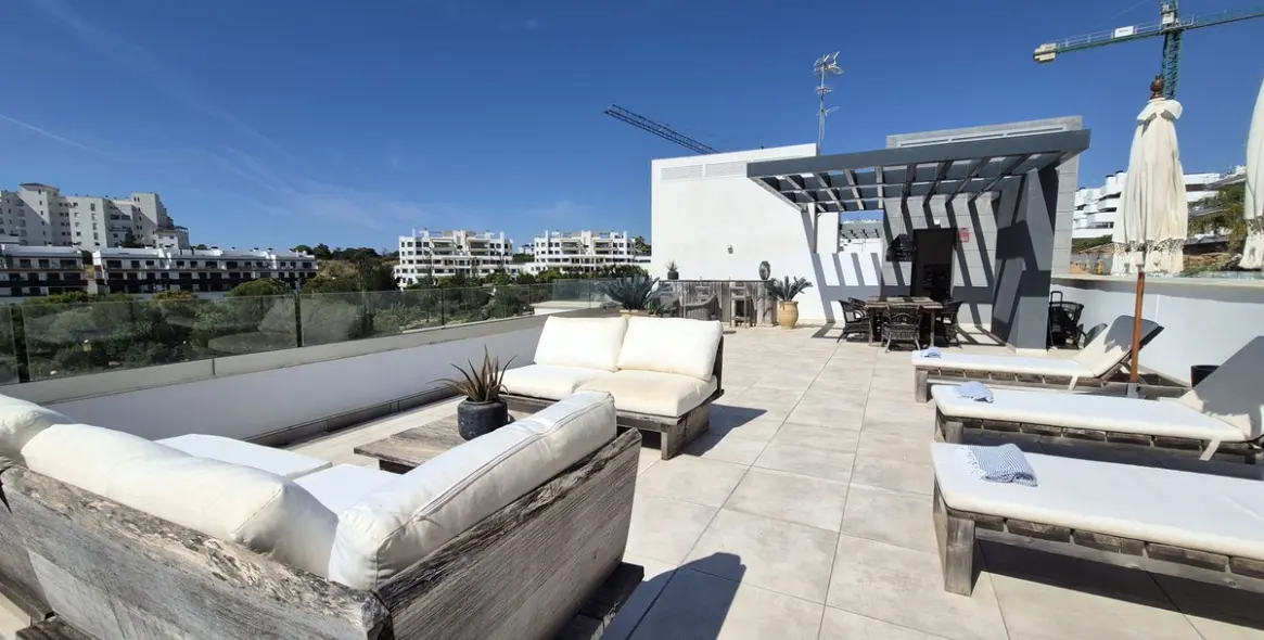 Продажа двухуровневого пентхауса в Estepona 11