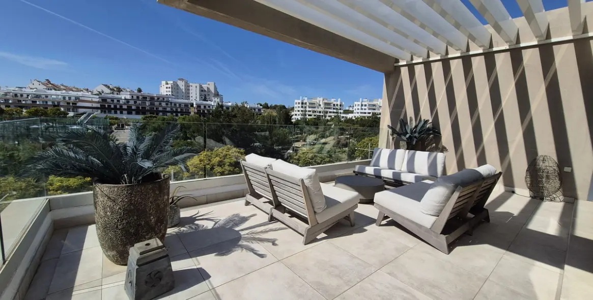 Продажа двухуровневого пентхауса в Estepona 16