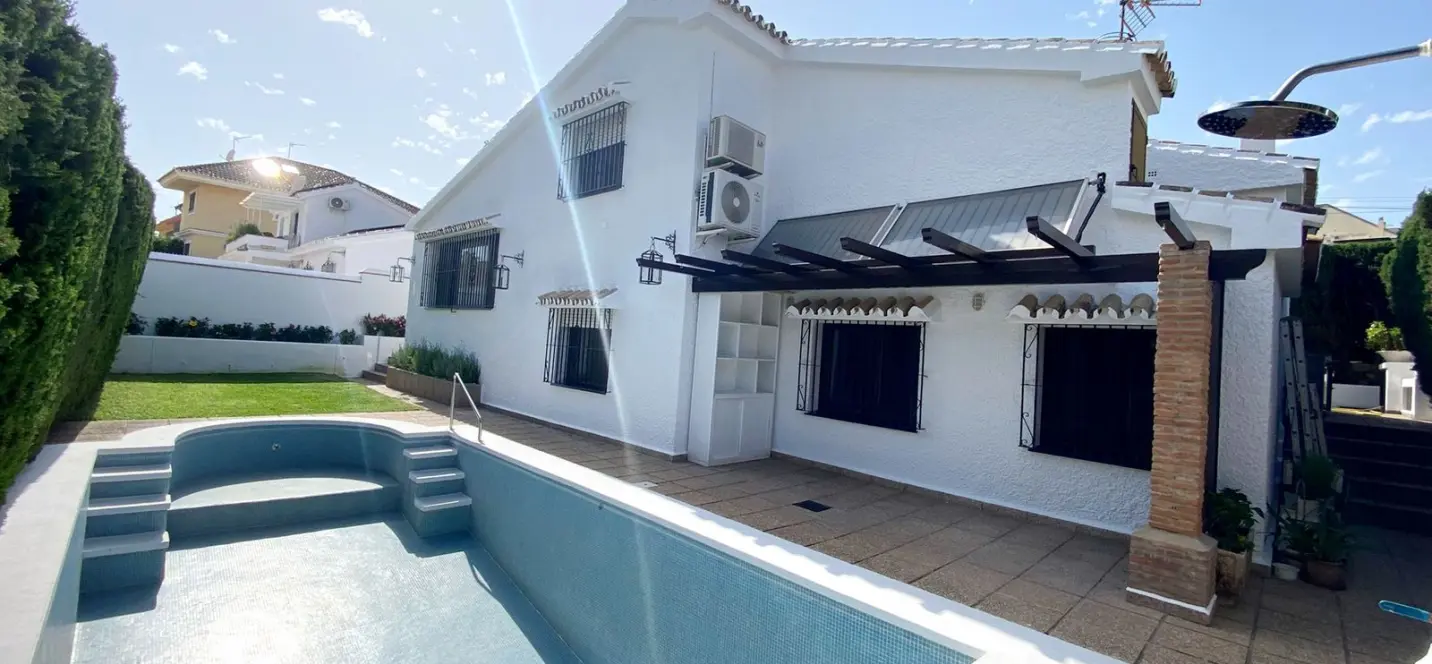 Venta de villa independiente en Fuengirola 0