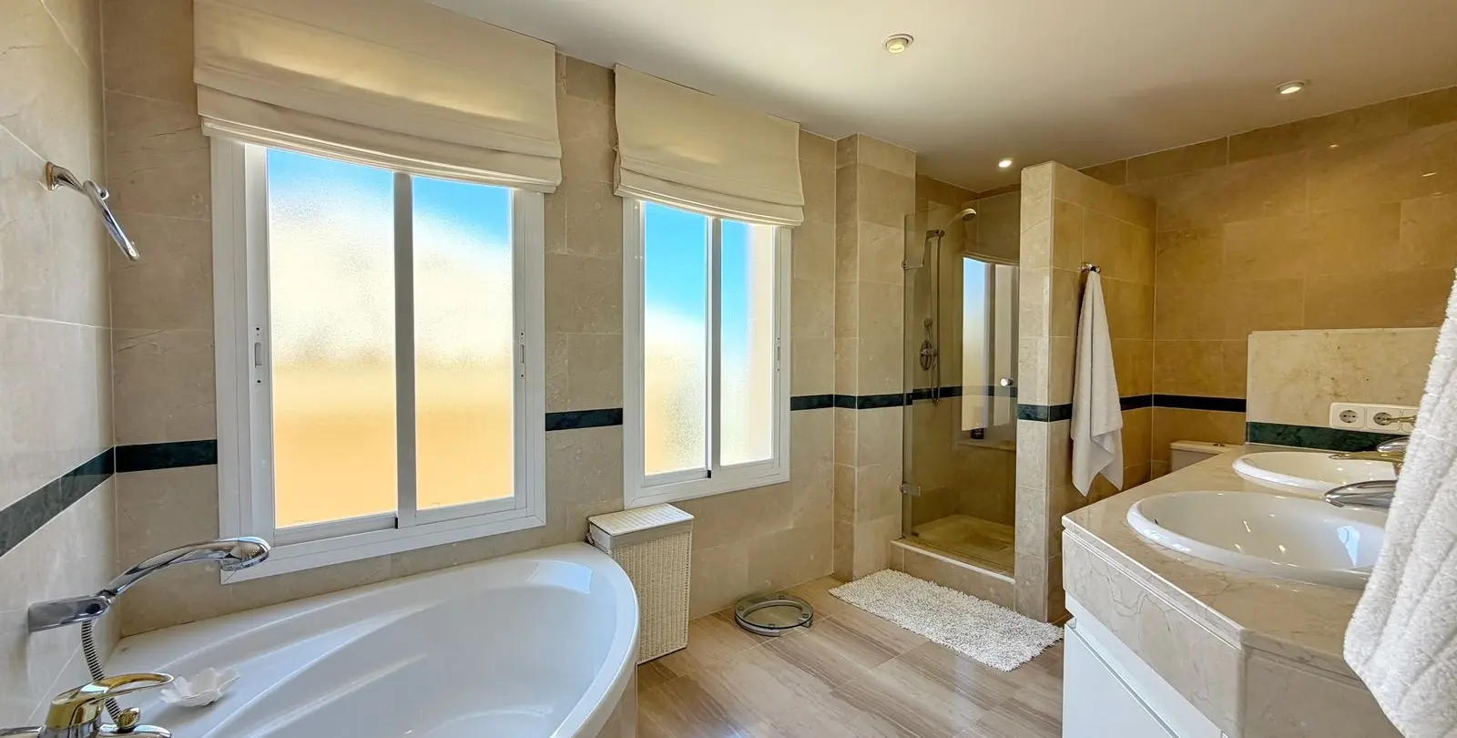 Продажа двухуровневого пентхауса в Elviria 39