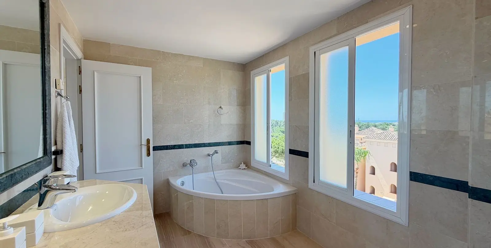 Продажа двухуровневого пентхауса в Elviria 43