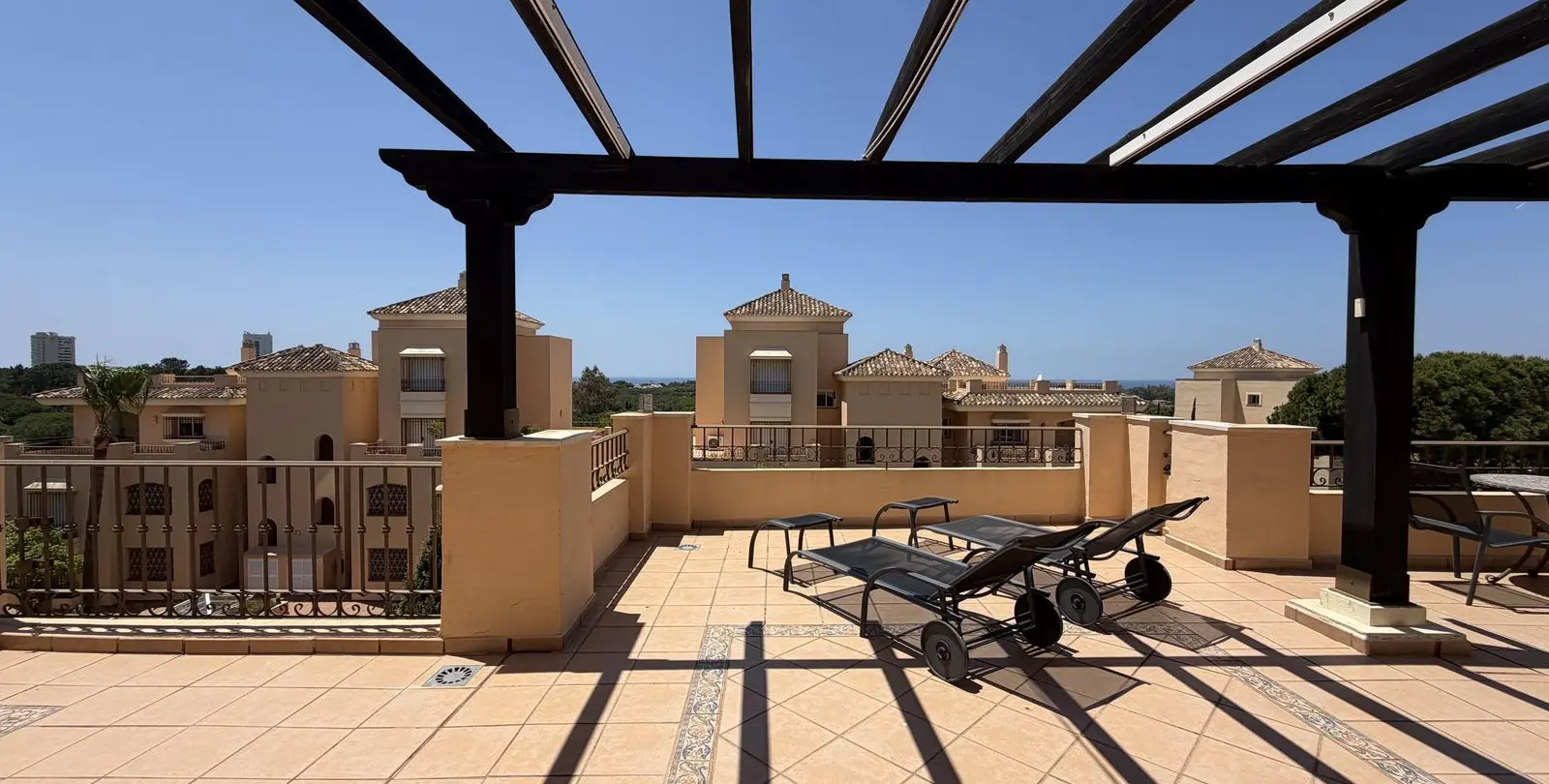 Продажа двухуровневого пентхауса в Elviria 53