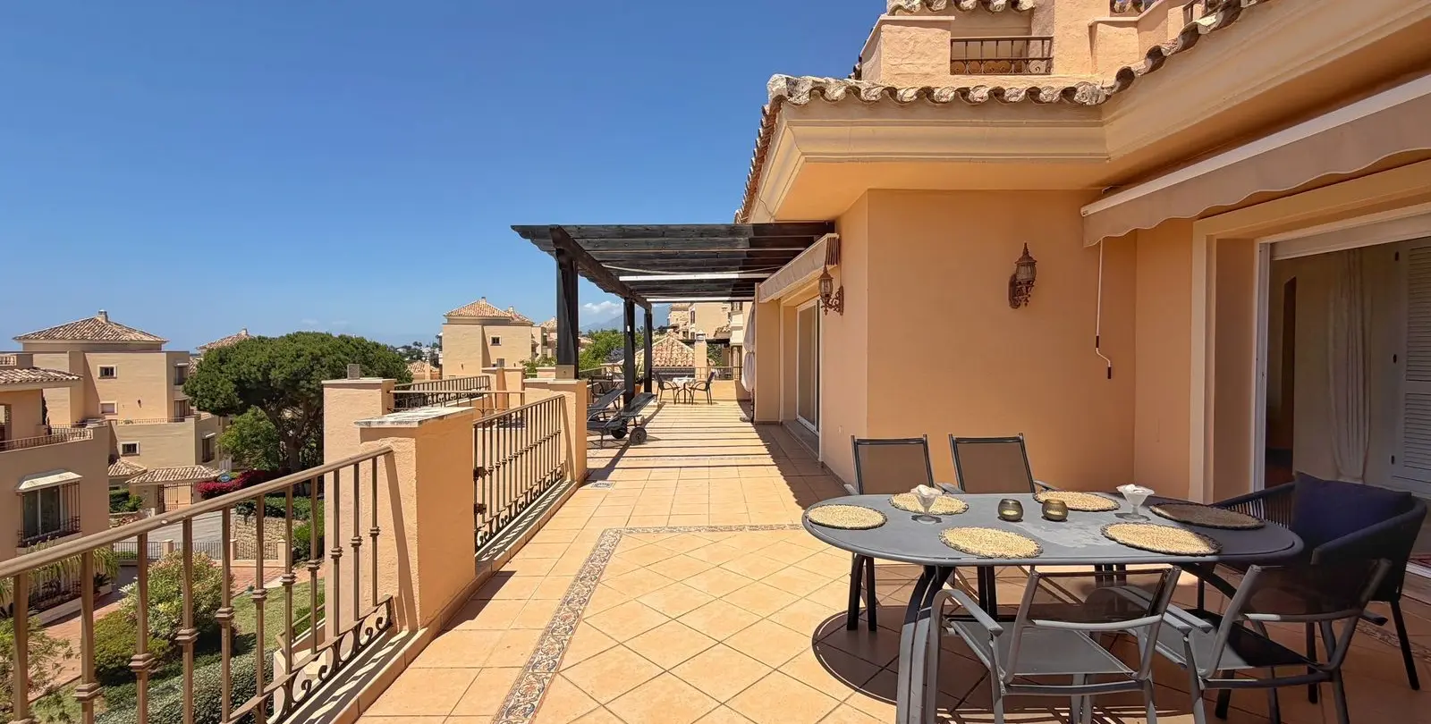 Продажа двухуровневого пентхауса в Elviria 54