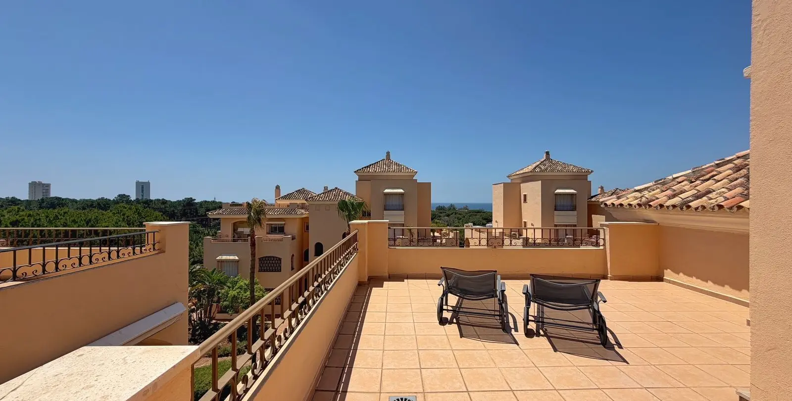 Продажа двухуровневого пентхауса в Elviria 56