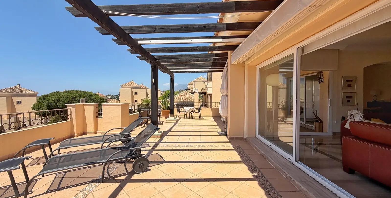 Продажа двухуровневого пентхауса в Elviria 58