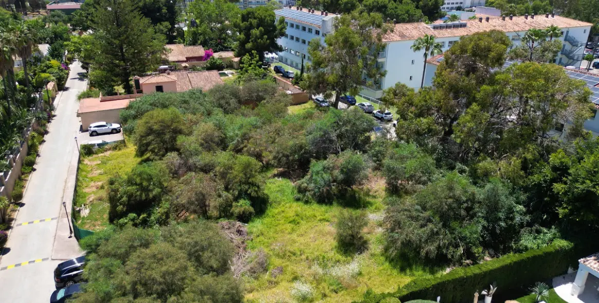 Sale of residential plot in Estepona 1