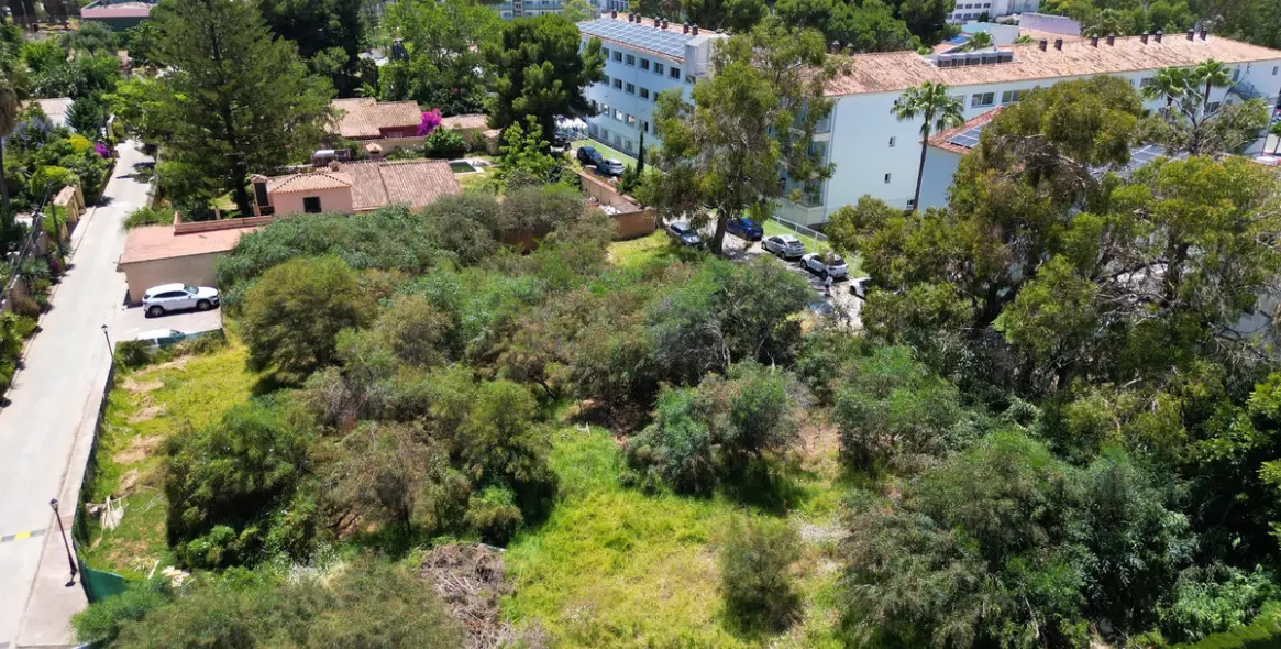 Sale of residential plot in Estepona 3