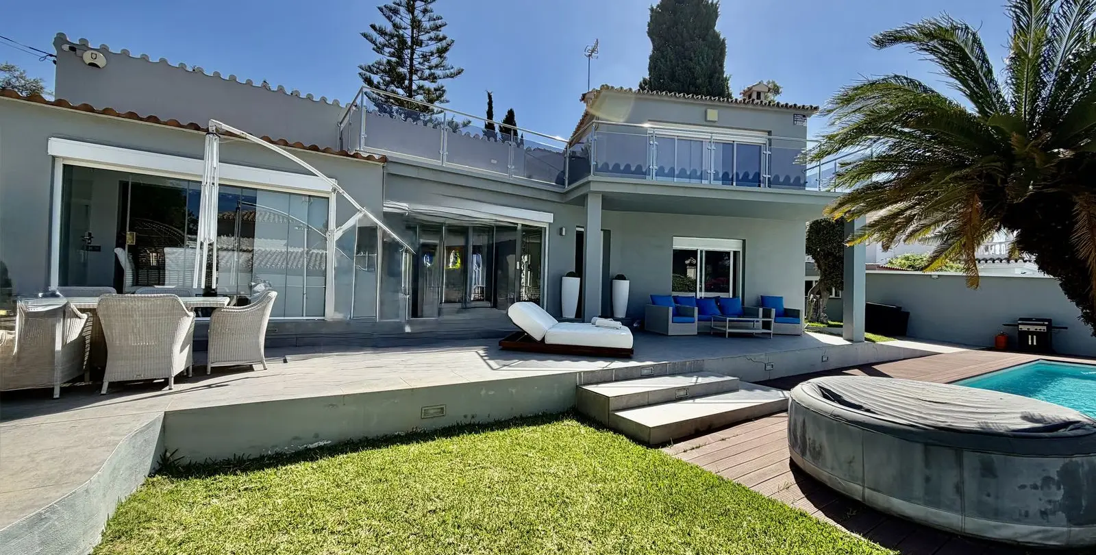 Sale of detached villa in Cabopino 11