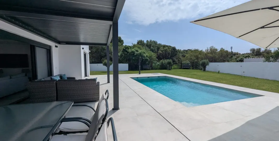 Venta de villa independiente en Artola 81