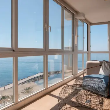 Venta de apartamento en planta media en Marbella