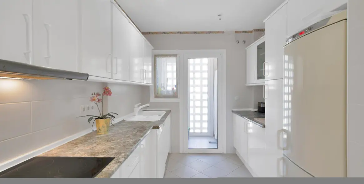 Long-term rent of penthouse in Río Real 8