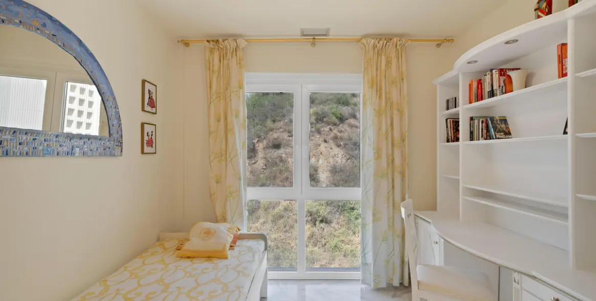 Long-term rent of penthouse in Río Real 26