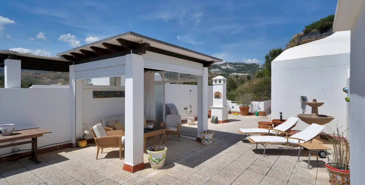 Long-term rent of penthouse in Río Real 37