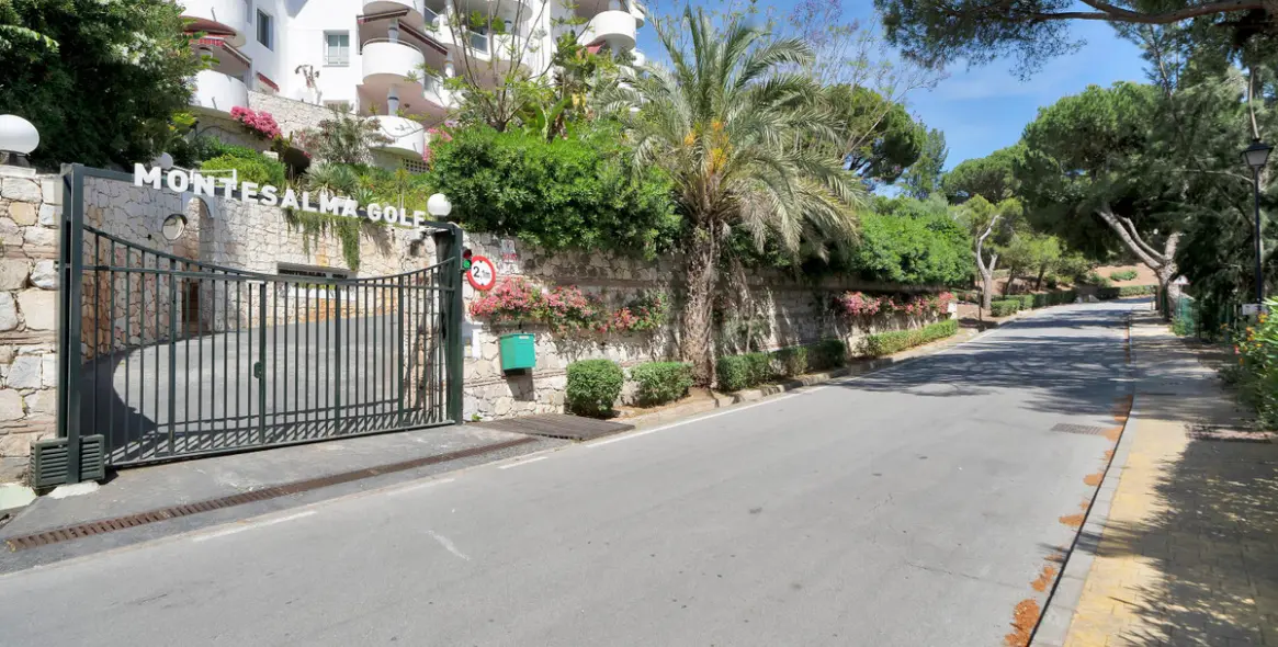Long-term rent of penthouse in Río Real 50