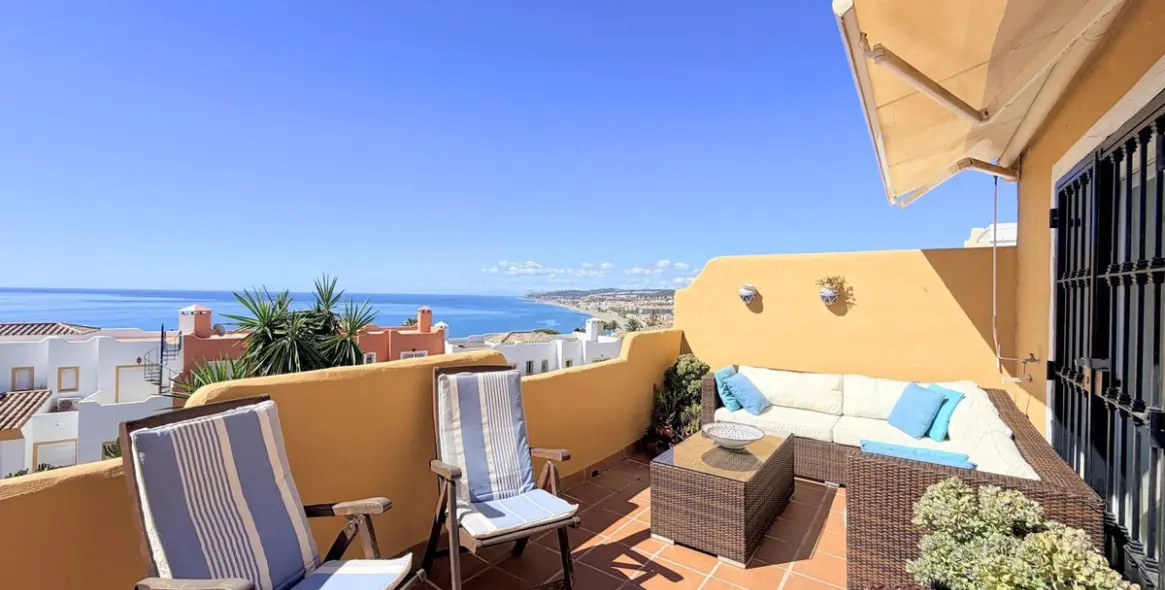 Продажа двухуровневого пентхауса в Casares Playa 10