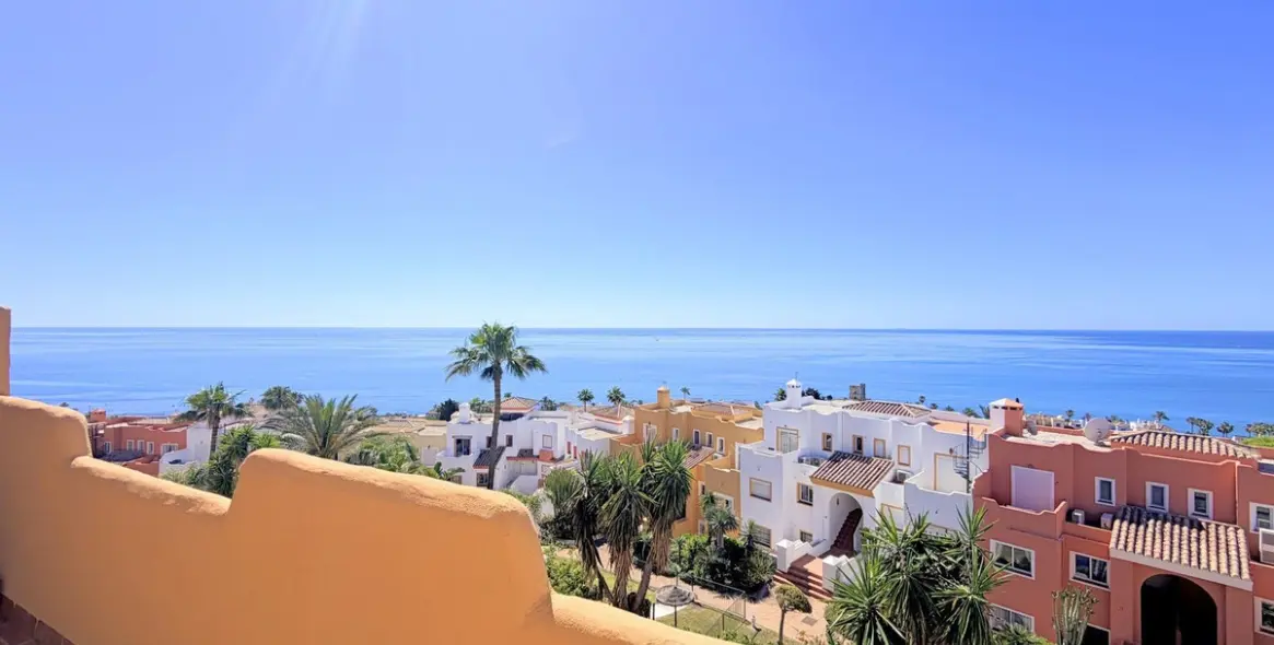Продажа двухуровневого пентхауса в Casares Playa 11
