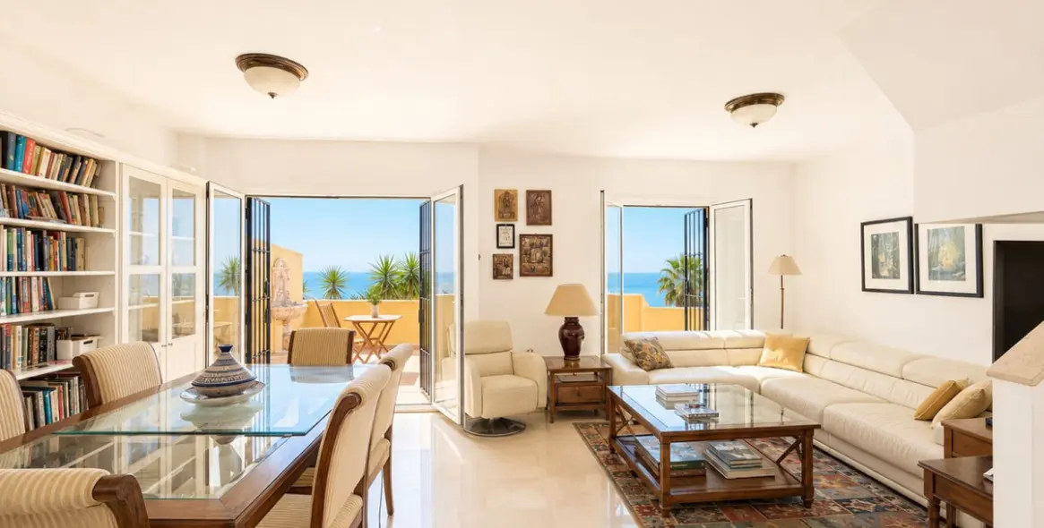 Продажа двухуровневого пентхауса в Casares Playa 12