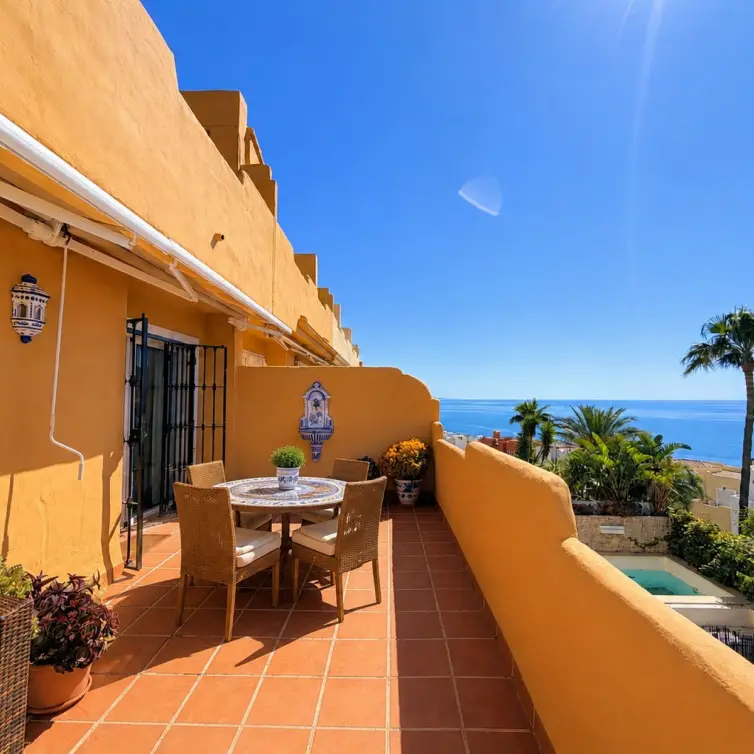 Продажа двухуровневого пентхауса в Casares Playa