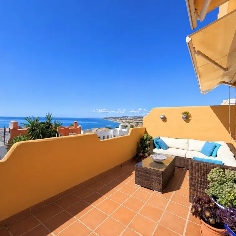 Продажа двухуровневого пентхауса в Casares Playa