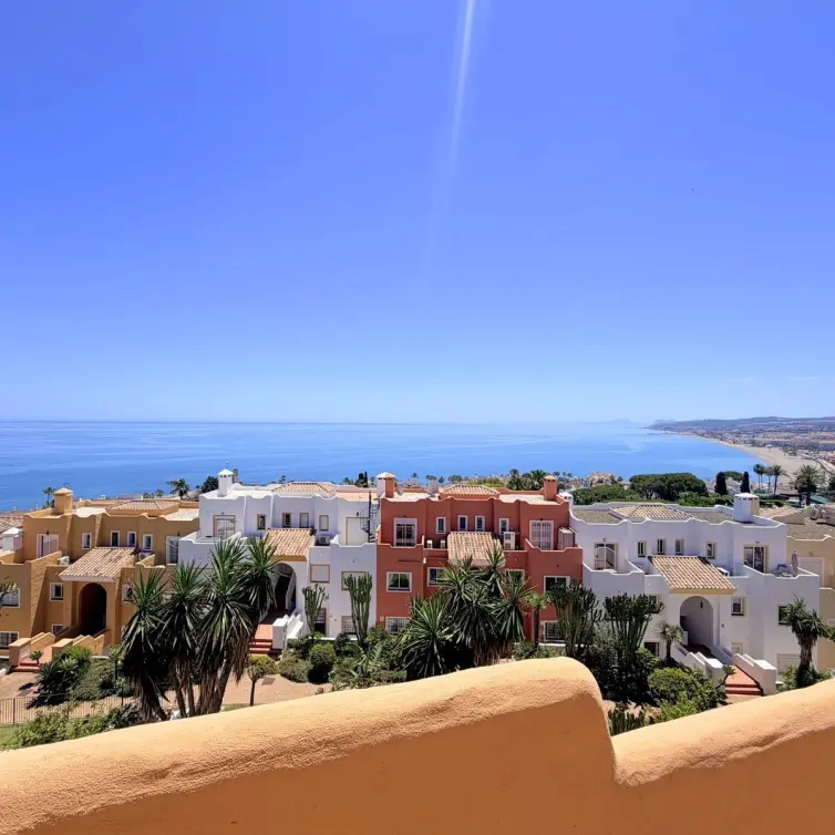 Продажа двухуровневого пентхауса в Casares Playa