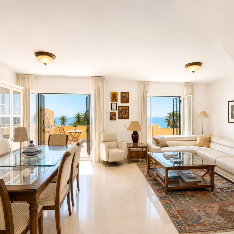 Продажа двухуровневого пентхауса в Casares Playa