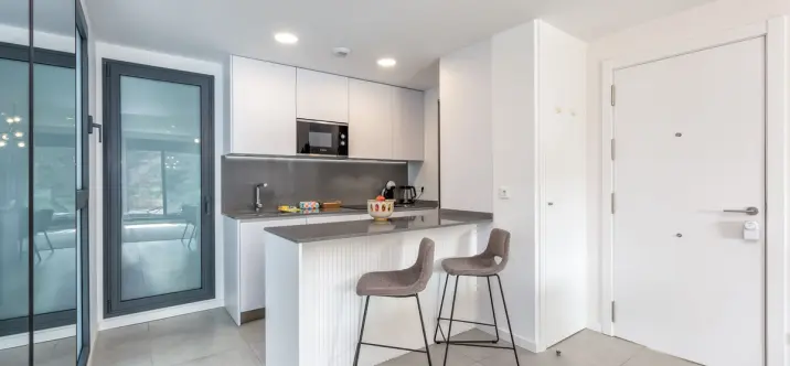 Venta de apartamento en planta media en Higueron 1