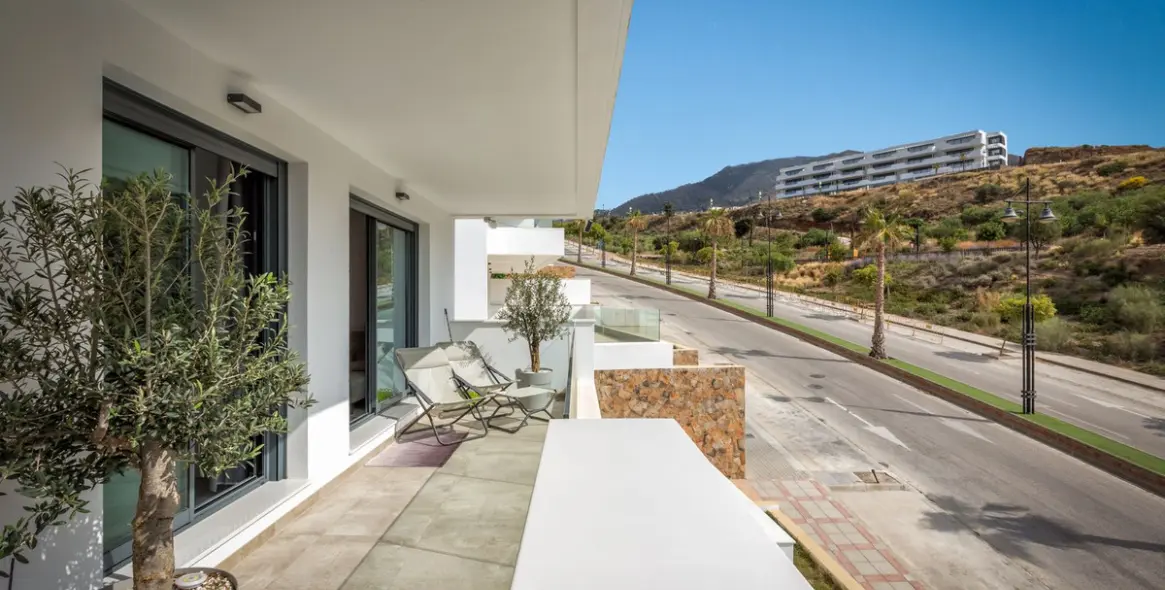 Venta de apartamento en planta media en Higueron 11