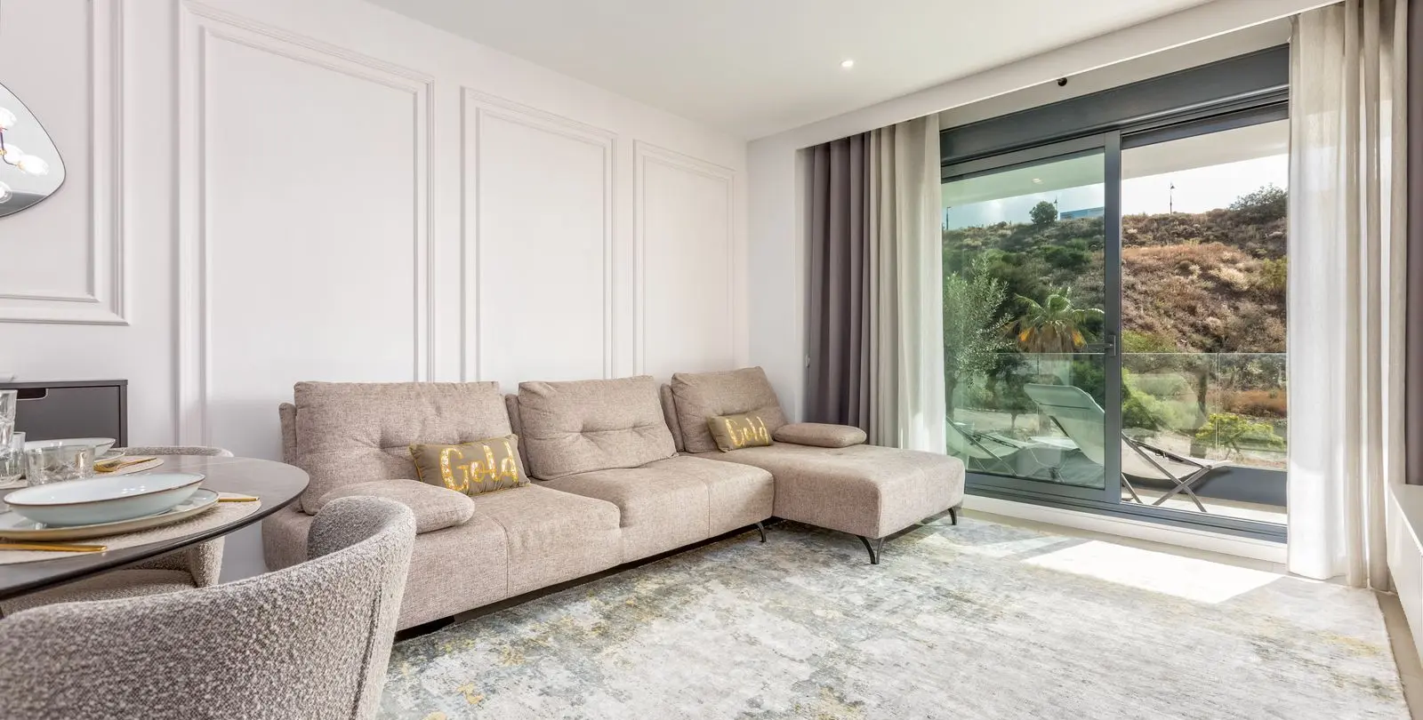 Sale of middle floor apartment in Higueron 6