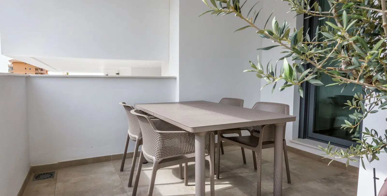 Sale of middle floor apartment in Higueron 11