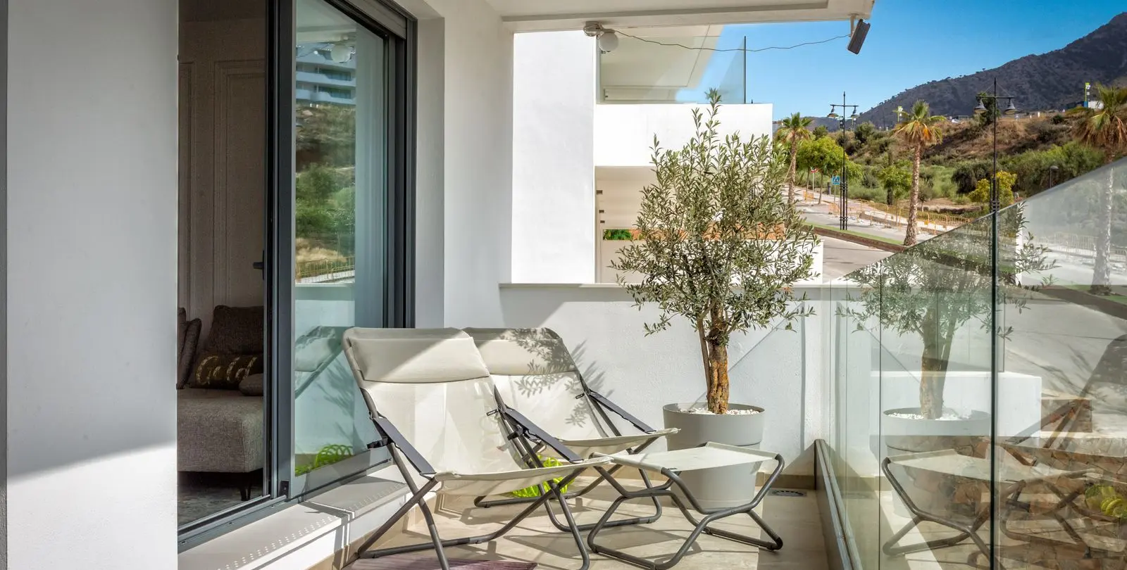Sale of middle floor apartment in Higueron 14