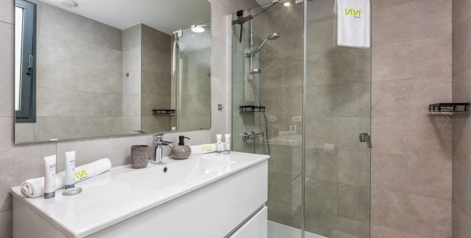 Sale of middle floor apartment in Higueron 21