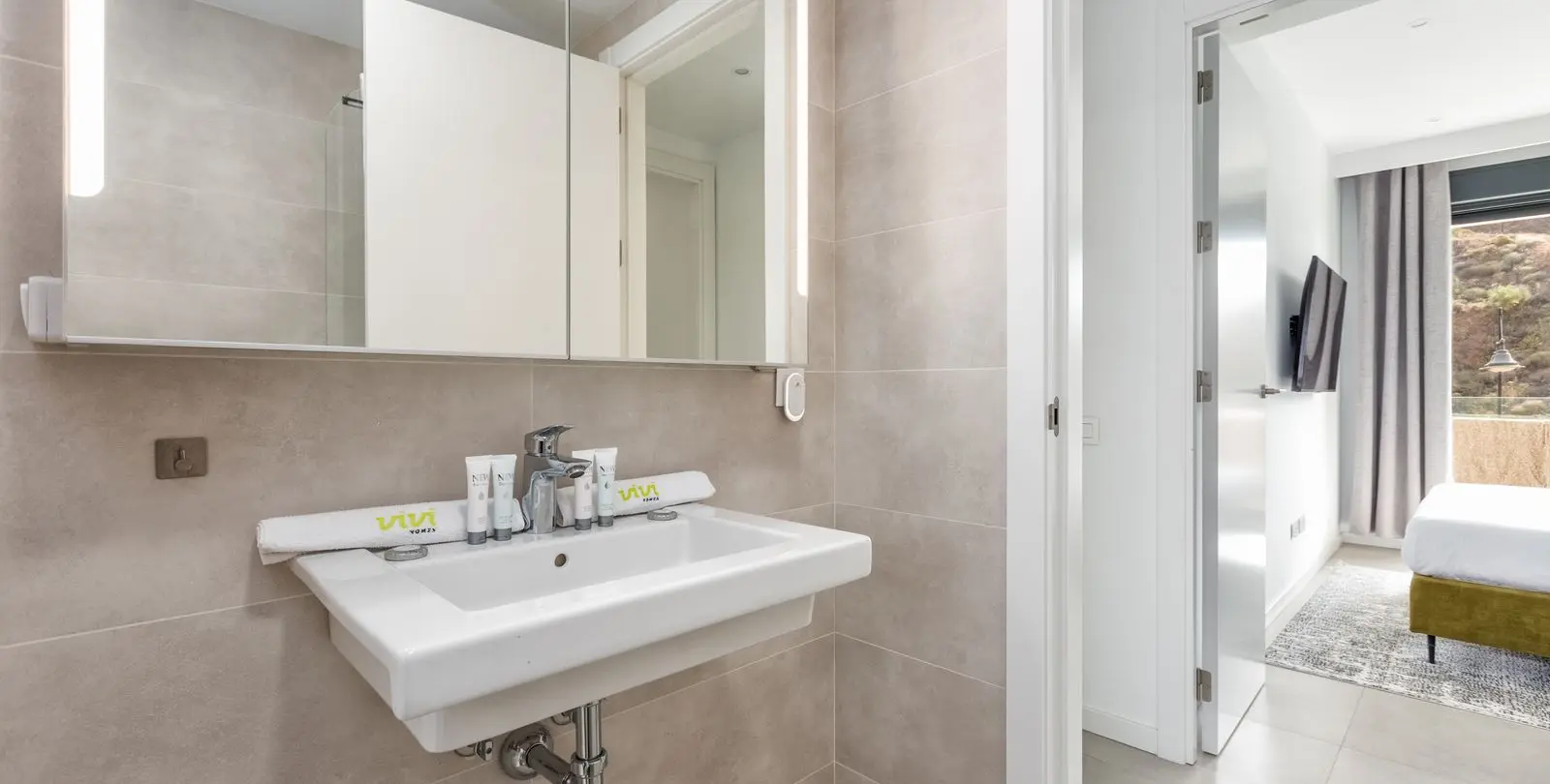 Sale of middle floor apartment in Higueron 22